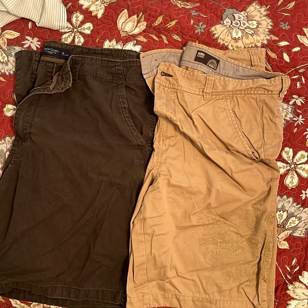 2 pairs of men’s size 38 shorts. Very good condition.